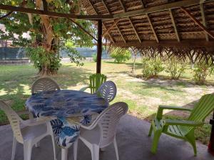 un tavolo e sedie posti sotto un padiglione di Le spot a Fare (Huahine Nui)
