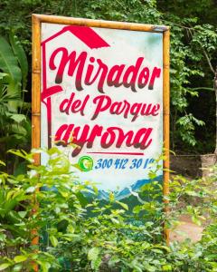 un signo de una carpa del anime empapelado en Mirador Dentro del Parque Tayrona, en El Zaino