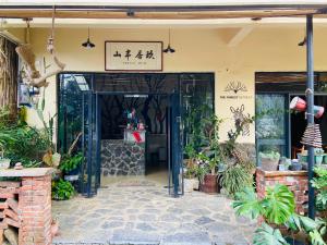 Muka bangunan atau pintu masuk Yangshuo Mountaintop Resort阳朔半山居民宿