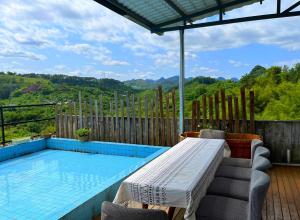 Kolam renang di atau dekat dengan Yangshuo Mountaintop Resort阳朔半山居民宿