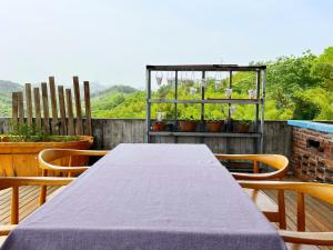 Balkoni atau teres di Yangshuo Mountaintop Resort阳朔半山居民宿