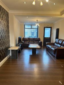 sala de estar con sofás de cuero y mesa de centro en Leavesden Residence - Central - Cosy - Harry Potter, en Leavesden Green