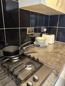 una sartén en una estufa en la cocina en Leavesden Residence - Central - Cosy - Harry Potter, en Leavesden Green 19 fotos más