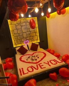 a cake with the words love loss written on it at İnoravadi in Çamlıhemşin