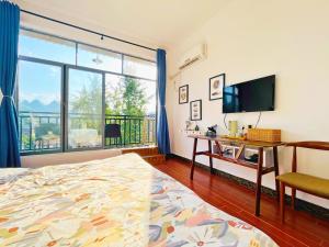 Televisyen dan/atau pusat hiburan di Yangshuo Mountaintop Resort阳朔半山居民宿