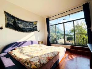 Katil atau katil-katil dalam bilik di Yangshuo Mountaintop Resort阳朔半山居民宿
