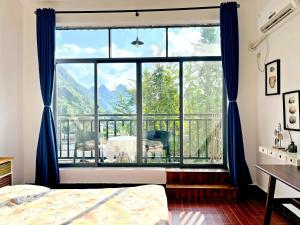 Katil atau katil-katil dalam bilik di Yangshuo Mountaintop Resort阳朔半山居民宿