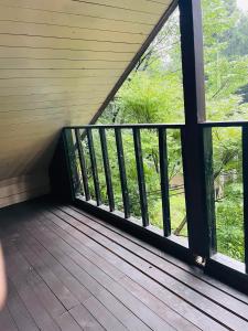 Uma varanda ou terraço em モリソンヴィラ 石垣のログハウス