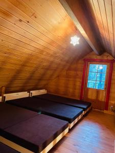 um quarto com 2 camas num sótão em モリソンヴィラ 石垣のログハウス em Shiso