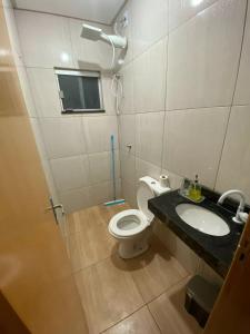 een badkamer met een toilet en een wastafel bij Edifício Gervásio in Goiânia
