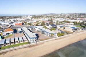 een luchtzicht op een stad met een strand bij Hilton Motel in Port Lincoln