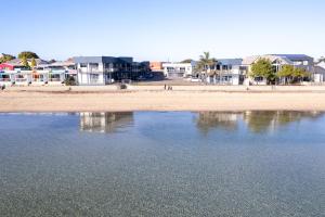 een uitzicht op een strand met huizen en het water bij Hilton Motel in Port Lincoln