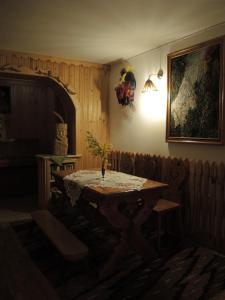 a dining room with a table and a lamp at Pokoje u Tosi i Czesia in Gliczarów