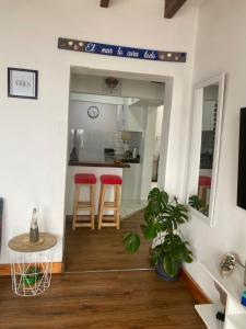 une chambre avec deux tabourets et une cuisine avec un comptoir dans l'établissement BAHÍA SUR HOUSE - San Bartolo, à San Bartolo