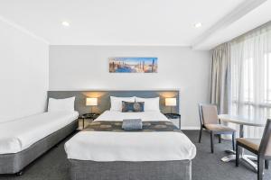 Un pat sau paturi într-o cameră la Hilton Motel