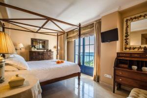 a bedroom with a large bed and a large window at Penthouse Paradise in Almuñécar