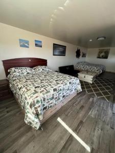 1 dormitorio con cama y sofá en Gunsight Mountain Lodge, en Sutton