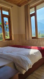 The Kamru Riverside Camps and Resorts客房内的一张或多张床位
