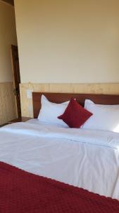 The Kamru Riverside Camps and Resorts客房内的一张或多张床位