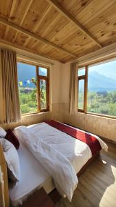 The Kamru Riverside Camps and Resorts客房内的一张或多张床位