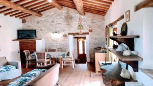 ein Wohnzimmer mit Sofa und Ziegelwand in der Unterkunft 04 Pool Villa Spoleto Tranquilla - A sanctuary of dreams and peace 04 in Morro