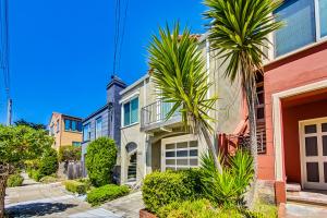 un edificio con palmeras delante en Spacious 2br Near Ocean & Sutro Heights Park, en San Francisco