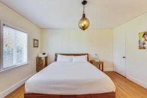 um quarto com uma cama branca e uma janela em Spacious 2br Near Ocean & Sutro Heights Park em São Francisco
