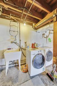 a laundry room with a washing machine and a sink at Spacious 2br Near Ocean & Sutro Heights Park in San Francisco