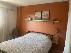 A bed or beds in a room at Cosy place in Downtown with Free Parking - Self entrance