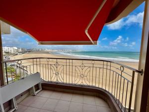 einen Balkon mit Blick auf den Strand und das Meer in der Unterkunft Appartement T2 face plage avec garage aux Sables-d'Olonne - FR-1-197-213 in Les Sables-dʼOlonne