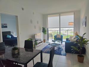 Resort Style 1-Bdrm Apt Downtown Doral的休息区