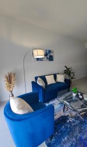 Resort Style 1-Bdrm Apt Downtown Doral的休息区