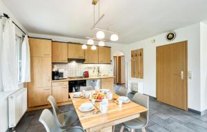 Kuchyň nebo kuchyňský kout v ubytování 2 Bedroom Nice Apartment In Boiensdorf