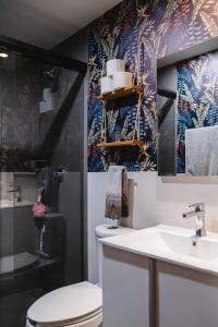 メキシコシティにあるNew Apartment in CDMX: Experience the cityのバスルーム(トイレ、洗面台付)