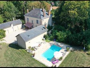 an aerial view of a house with a swimming pool at Gîte Rouffignac-Saint-Cernin-de-Reilhac, 6 pièces, 10 personnes - FR-1-616-141 in Rouffignac Saint-Cernin