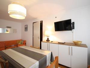 - une chambre avec un lit et une télévision à écran plat dans l'établissement Appartement Mont-Dore, 3 pièces, 6 personnes - FR-1-415-147, à Le Mont-Dore
