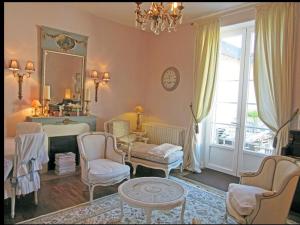 a living room with a table and chairs and a mirror at Gîte Rouffignac-Saint-Cernin-de-Reilhac, 6 pièces, 10 personnes - FR-1-616-141 in Rouffignac Saint-Cernin