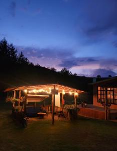 Una pérgola con luces encendidas por la noche en Rancho San Miguel en Villa del Carbón