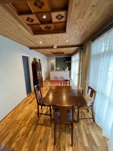 霧島的住宿－HanareSou - Vacation STAY 15441，一间带木桌和椅子的用餐室
