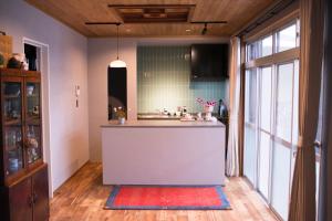 una cocina con una isla blanca en una habitación en HanareSou - Vacation STAY 15441, en Kirishima
