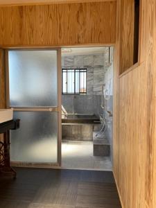 霧島的住宿－HanareSou - Vacation STAY 15441，一间位于客房内的带滑动玻璃门的浴室