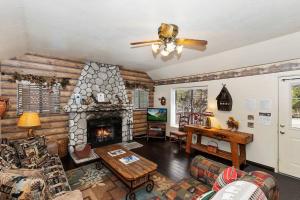 ビッグ・ベアー・レイクにあるSunrise Pines Cabin Near the Villageの暖炉とテーブルのあるリビングルーム