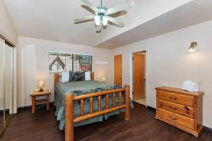 ビッグ・ベアー・レイクにあるSunrise Pines Cabin Near the Villageのベッドと天井扇風機のある寝室