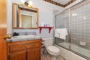 ビッグ・ベアー・レイクにあるSunrise Pines Cabin Near the Villageのトイレ、洗面台、シャワー付きのバスルーム +20枚の写真
