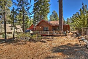 ビッグ・ベアー・レイクにあるSunrise Pines Cabin Near the Villageの森の中のデッキ付きログキャビン