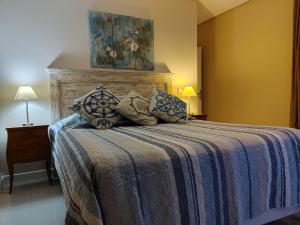 1 dormitorio con 1 cama con manta azul y blanca en Elegante departamento 2D en Yerba Buena