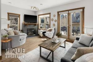 O zonă de relaxare la Luxury Fire Mountain Lodge, Outdoor Hot Tub, Parking, Fast WiFi!