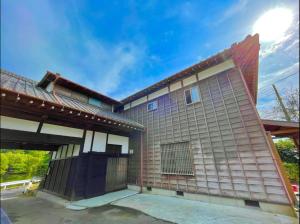 un bâtiment avec un portail sur son côté dans l'établissement 一宿一景一生縁-千葉小湊鉄道高滝店, à Ichihara