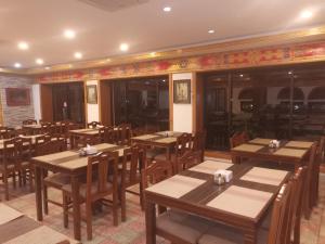 Dragon Hotel tesisinde bir restoran veya yemek mekanı