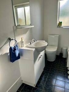 Salisbury的住宿－Sunshine Four，白色的浴室设有水槽和卫生间。